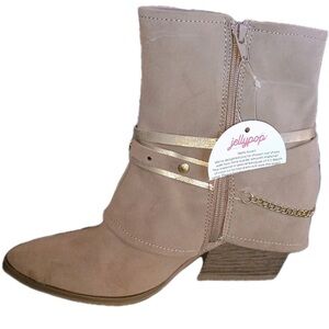 NWT! JellyPop Ashlynn Tan Zipper Ankle Boots Sz 8M Faux Suede Gold Chain No Box
